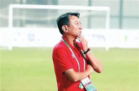 大银幕回归之作，他选择将打磨十年的高口碑话剧《戏台》拍成电影，用标志性的喜剧风格将民国乱世中一个戏班的荒诞遭遇娓娓道来。