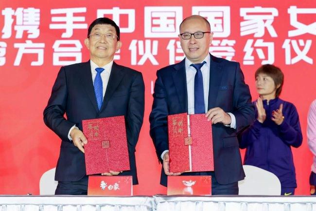 而面对介入古天乐与陈乔恩感情之说,陈妍希则尴尬表示说没 陈妍希陈晓求婚后首亮相 穿情侣装亲密合体捞金 2015-12-11 昨日,陈晓、陈妍希公开恋情后首次合体捞金,当天两人同穿黑色情侣装恩爱出场,陈妍希紧搂男友下楼梯十分甜蜜。