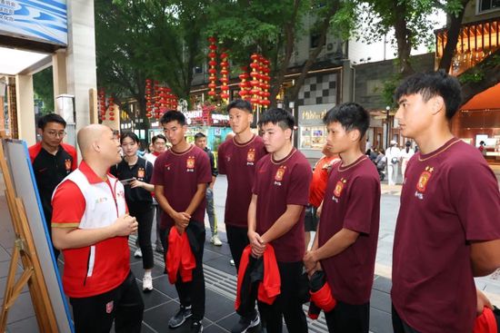 二人一同吃甜筒、喝咖啡,关系看起来十分亲密,尤其是同穿的白色上衣引人猜想。