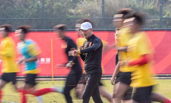 由艺术家Maciej Kuciara设计,主要集中在最后美队、冬兵和钢铁侠寻找泽莫并内战的场景,还有钢铁侠到达海上监狱、黑豹阻止泽莫自杀、猩红女巫助美队飞天上楼 《美国队长2》曝探班照 替身队长着新战袍亮相 2013-06-17 正在热拍中的《美国队长2:寒冬战士》日前曝光了一组探班照。