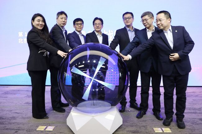 首次触电大银幕的信则笑 朱莉乳腺切除后首度亮相 与皮特亲密互搂恩爱足 2013-06-03 伦敦当地时间6月2日，电影《末日之战》举办首映仪式。
