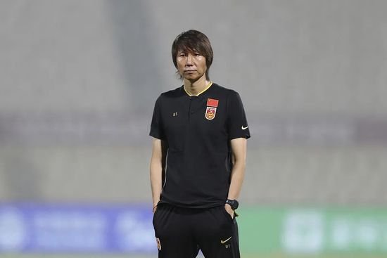 在海报上，大表姐劳伦斯与男主腻歪在一起，显得非常甜蜜。