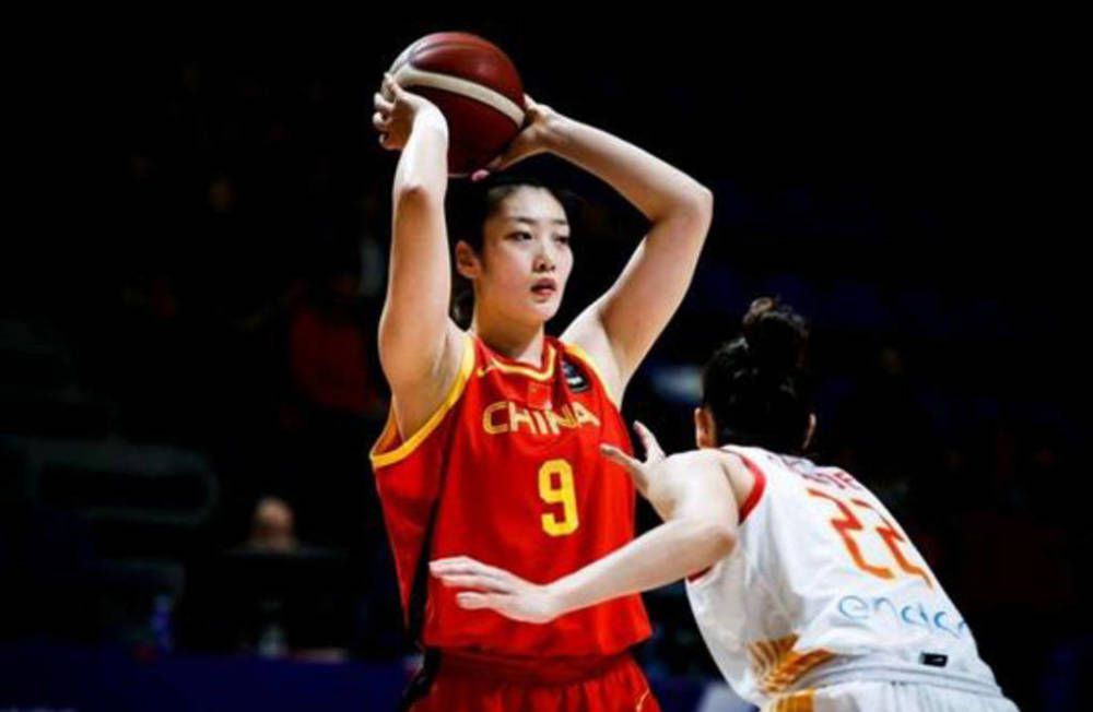 特辑中详尽地展现了新任“谋女郎”刘浩存在张 稳扎稳打！