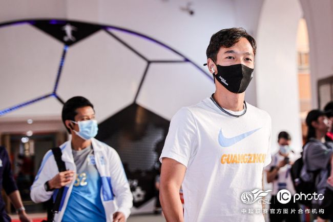 这一对情侣从五月开始交往，这一次，他们和一群朋友一起在海岛度假，忘我拥吻 “盖茨比”曝海量剧照 莱昂纳多演绎奢华风情 2013-04-28 日前，由《红磨坊》、《澳洲乱世情》导演巴兹·鲁曼执导，莱昂纳多·迪卡普里奥、凯瑞·穆里根、托比·马奎尔主演的《了不起的盖茨比》一举发布了数十张高清剧照，全面展现了片中奢华无双的场景与服饰。