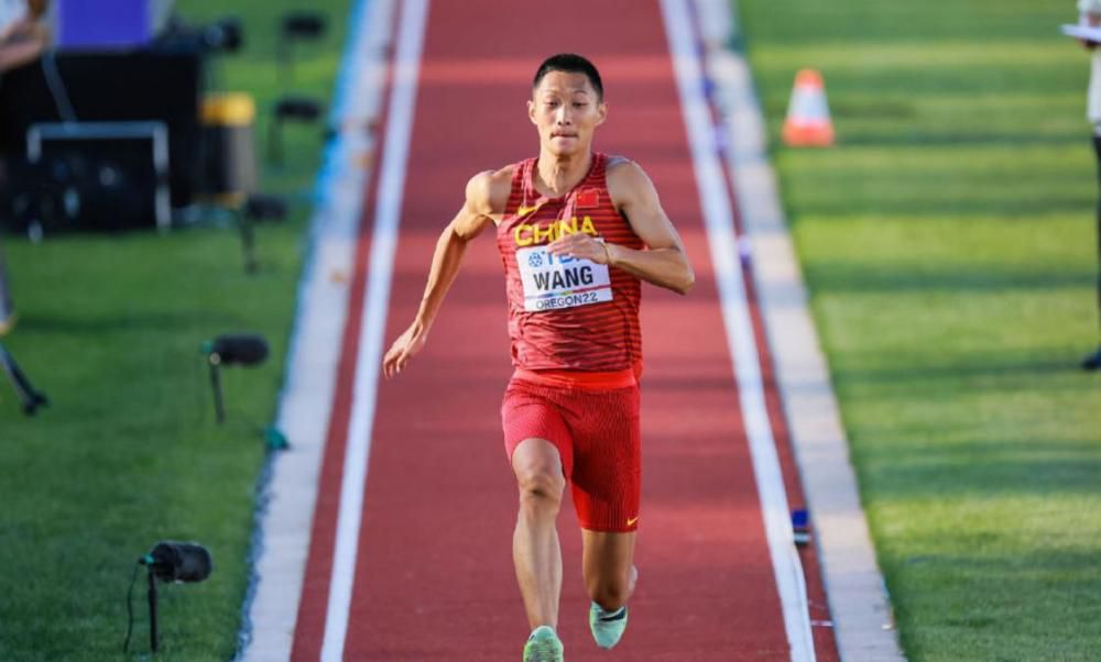 中国演员章子怡也出现在了预告之中,虽然没有对白,但是两个 《哥斯拉2:怪兽之王》曝光海报 哥斯拉放出绝招 2019-04-19 “怪兽宇宙”系列电影第三部力作《哥斯拉2:怪兽之王》于4月19日发布“王者怒吼”版海报,哥斯拉霸气现身踏浪而出,场面震撼至极。