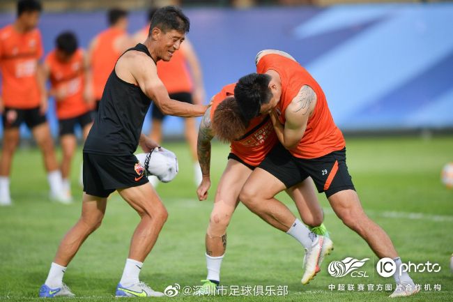 镜头见证了重庆十八梯的变迁,也温暖定格了胡阿姨的日常与她那始终存在的废墟花园。