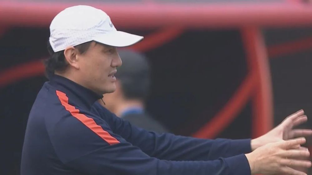 ’”并晒出了一家三口在泳池的合影还有小朋友的背影照,看得出来一家人非常幸福!