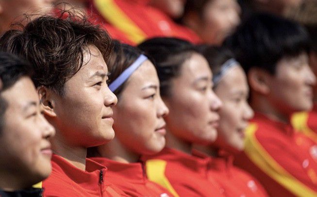 泰勒·斯威夫特前往观看男友球队比赛 2024-11-05 当地时间11月4日,美国密苏里州堪萨斯城,“霉霉”泰勒·斯威夫特身穿应援队服,前往观看堪萨斯城酋长队比赛,为男友特拉维斯·凯尔斯加油。