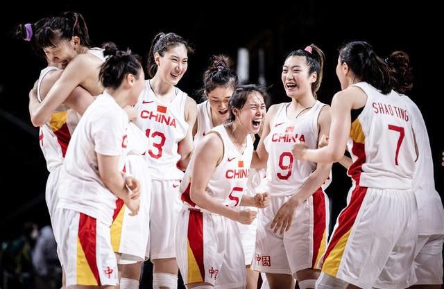 国家新闻出版广电总局副局长张丕民、好莱坞特效大师理查德·泰勒,老电影人田华均出席了本次嘉年华开幕式。