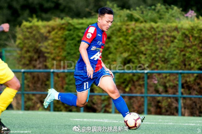 李若彤一身当年经典的“小龙女”装扮引来网友关注,虽然神情未有 李若彤自曝20年身材没变样 穿同尺寸旗袍显好身材 2019-07-25 近日,李若彤和妈妈录制综艺《熟悉的味道》,节目中母女二人同穿旗袍大秀好身材,引发网友热议。