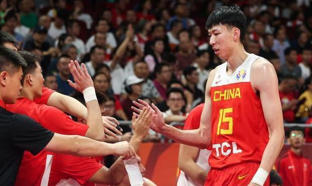 随着诡异的童谣旋律响起，跟着镜头进入一座“吃人”古堡之中，里面各种怪事层出不穷，端坐在黑暗中的娃娃、自动流水的画像、墙上摇曳的诡影，处处透着怪异。