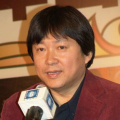 扮演者埃兹拉·米勒之前曾表示，他将在《蝙蝠侠大战超人：正义黎明》里率先亮相。