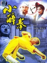 两组照片风格迥异，朱一龙漫步街头，举起手机定格城市一角，宽阔挺拔的背影，充满神秘感。
