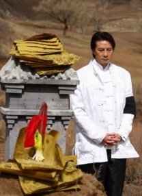 动画电影《魔法精灵》曝海报 定档2022年1月1日 2021-11-24 11月24日，3D/2D动画电影《魔法精灵》​发布女王神像版海报。