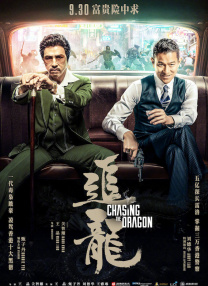 原著小说中的罪案并没有太多的悬念感和如此强烈的暴力冲突，它更偏向展现人与命运之间的荒诞的抗争。