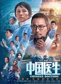 “像我手中拿的这种搪胶毛绒，像这些服装其实都是可以脱掉、替换的，墨镜都是可以取下来调整的。