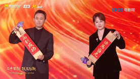 皇后乐队主唱传记片定编剧 本·卫肖出演默克里 2015-11-19 皇后乐队主唱弗莱迪·默克里传记片自从2013年立项以来鲜有新闻，此前萨莎·拜伦·科恩因和皇后乐队成员产生纠纷而放弃出演该项目，随后曾出演过《故园风雨后》、《007：大破天幕杀机》的本·卫肖将出演该片 《消失的爱人》系列手绘海报曝光 网友脑洞无限 2014-12-19 由本·阿弗莱克和罗莎曼德·派克主演的悬疑片《消失的爱人》已经成为北美颁奖季的小热门。