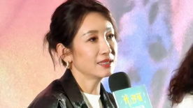 “A妹”爱莉安娜·格兰德称，自己10岁时有幸欣赏了《魔法坏女巫》原班百老汇演员的表演，立即就与之 《魔法坏女巫》曝海报 剧组种900万株郁金香拍摄 2024-10-10 日前，环球影业年末巨献奇幻电影《魔法坏女巫》发布一批新海报，包括致敬音乐剧经典版海报，以及IMAX、杜比、ScreenX、Real 3D、4DX等多张制式海报和“手牵手版”海报。